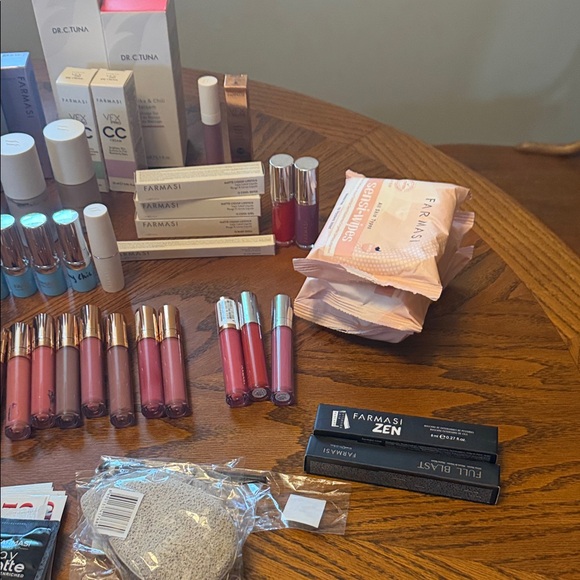 Farmasi Makeup Collection - Lipsticks, Foundations, and More - Picture 4 of 9